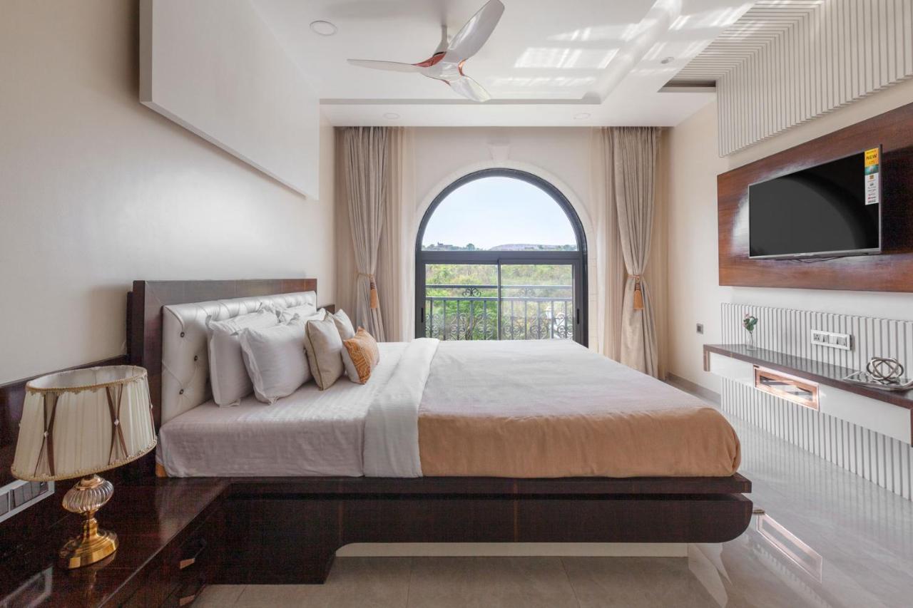 Bellevue Palace By Stayvista - Lavish Abode With A Pool, Landscaped Lawn, Gazebo & Adventure Activities Nashik Eksteriør billede